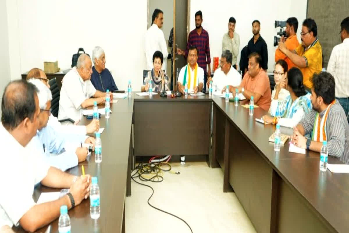 CG Vidhan Sabha Chunav: कांग्रेस की बैठक में 3600 में धान खरीदने की रणनीति पर चर्चा, अनुशासन तोड़ने वालों को कुमारी सेलजा ने दी नसीहत