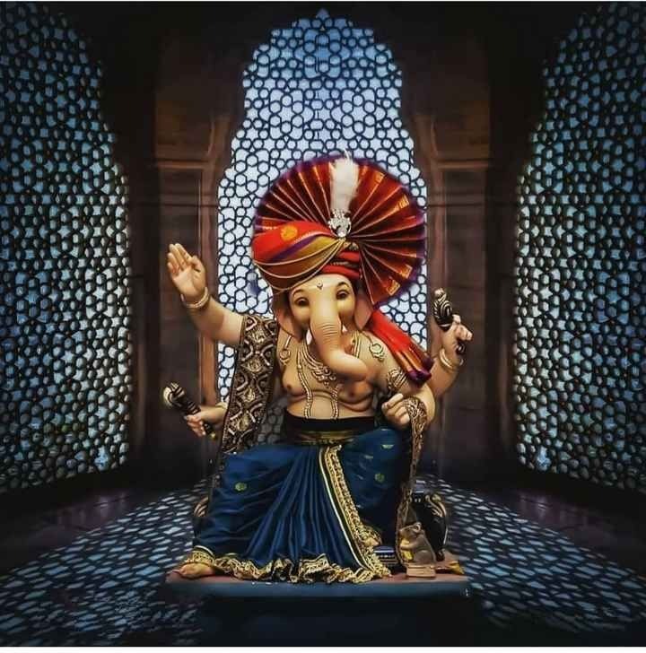 “लेकर बप्पा का नाम कुछ अच्छा काम हो जाए, ख़ुशियां बांट के हर जगह, आज का दिन बप्पा के नाम हो जाए.. Happy Ganesh Chaturthi”