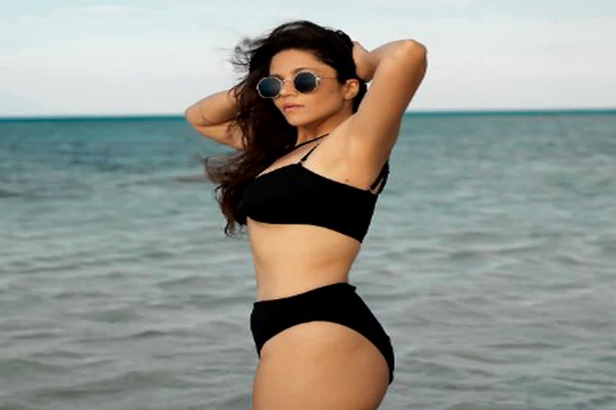 Divyanganaa Jain Photos: एक्ट्रेस ने सिजलिंग बिकनी में फ्लॉन्ट किए सेक्सी कर्व्स, हॉटनेस देख यूजर्स हुए मदहोश…