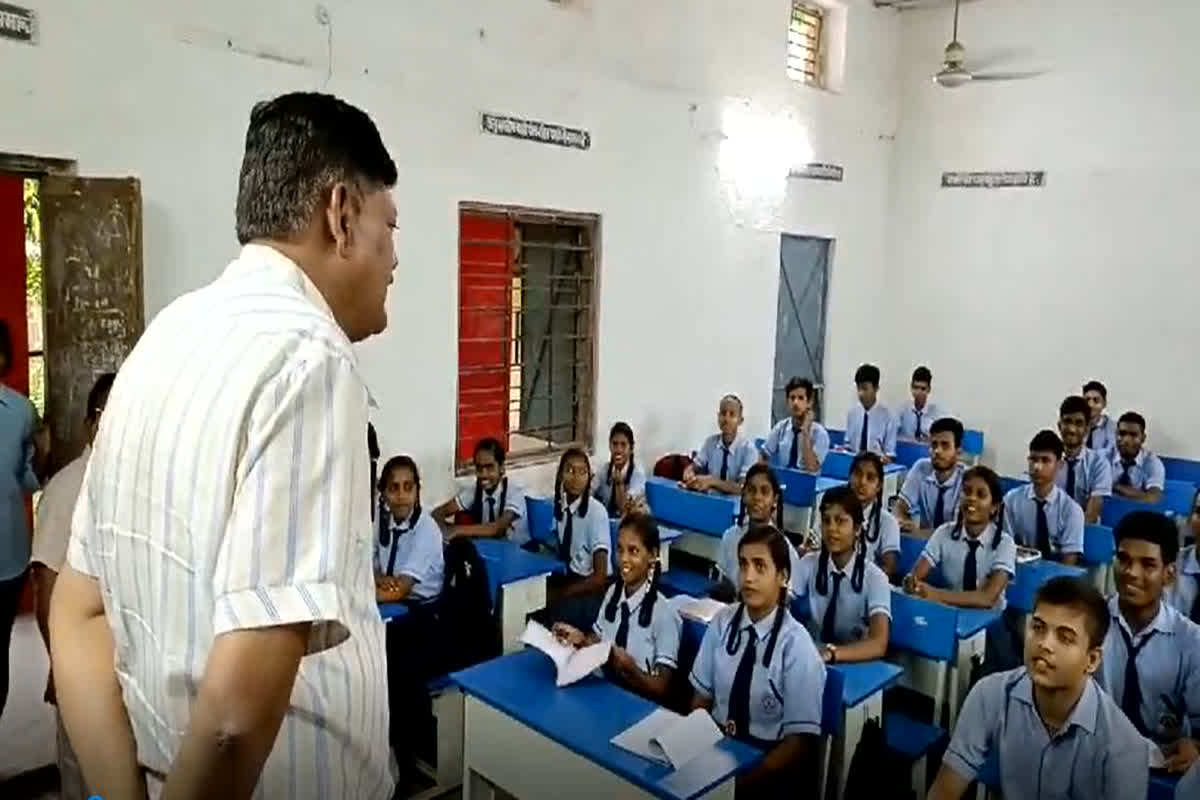 Swami Atmanand Free Coaching: डॉक्टर और इंजीनियर बनेंगे सरकारी स्कूल के बच्चे, स्वामी आत्मानंद फ्री कोचिंग शुरू