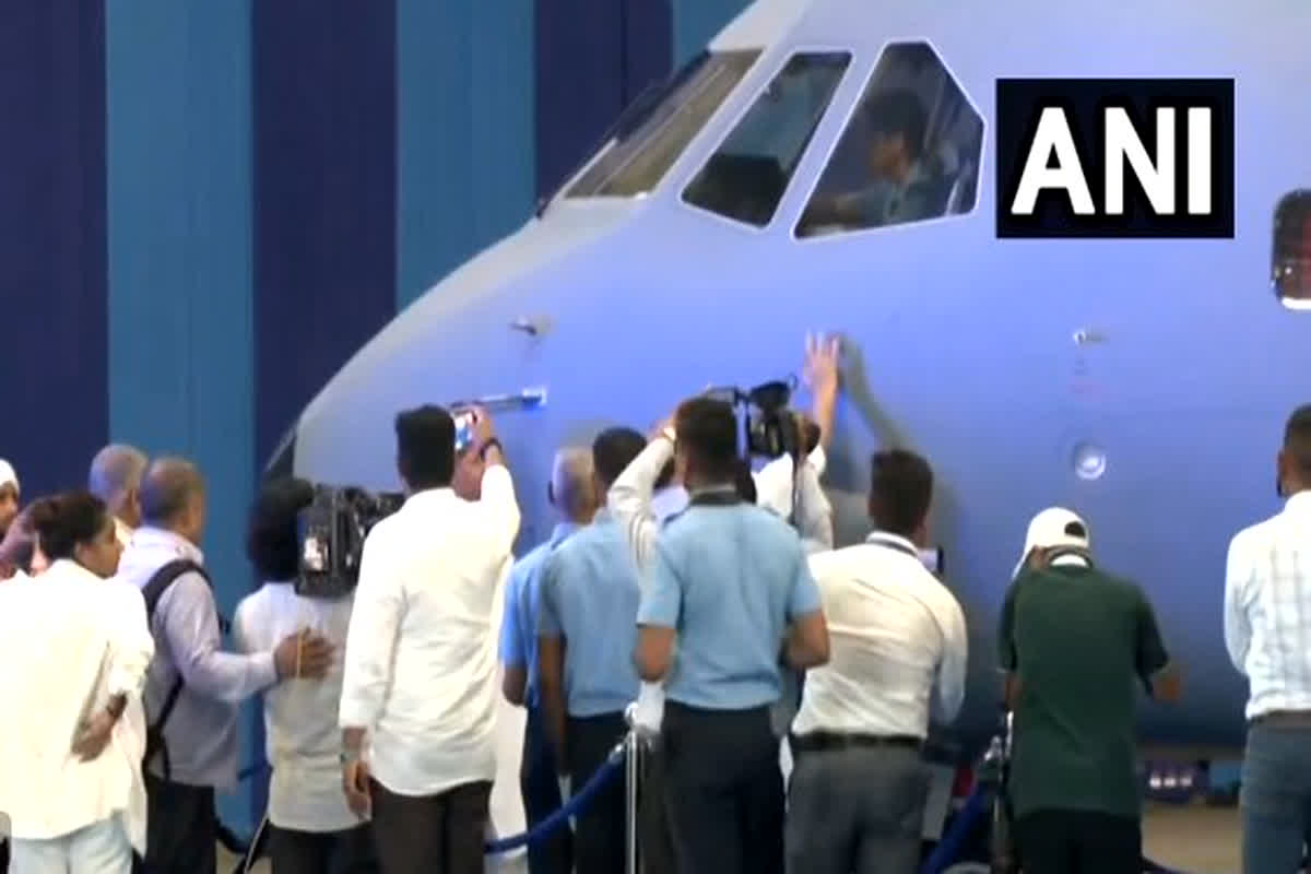 Bharat Drone Shakti: हिंडन एयरबेस पर ड्रोन शो में दिखी देश की ​शक्ति, रक्षामंत्री ने C-295 विमान को वायुसेना में किया शामिल…