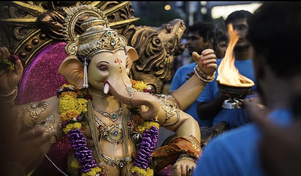 Ganesh Visarjan: राजधानी में डिजाइनर ने चॉकलेट, मोटे अनाज से तैयार की ‘‘बप्पा’’ की मूर्ति, दूध में हुआ विसर्जन
