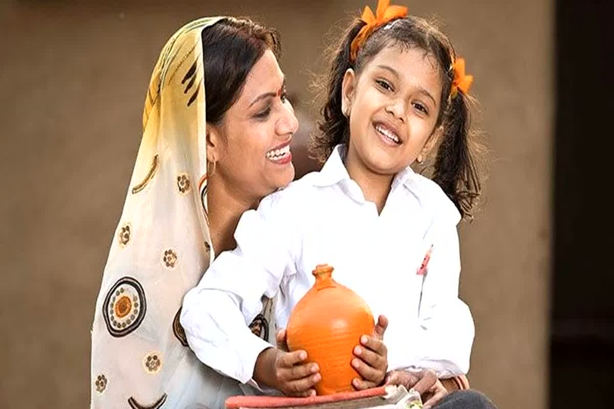 Bhagya Lakshmi Yojana: प्रदेश की बेटियों को बड़ा तोहफा.. यहां की सरकार दे रही 50,000 रुपये, जानिए कैसे उठा सकेंगे लाभ