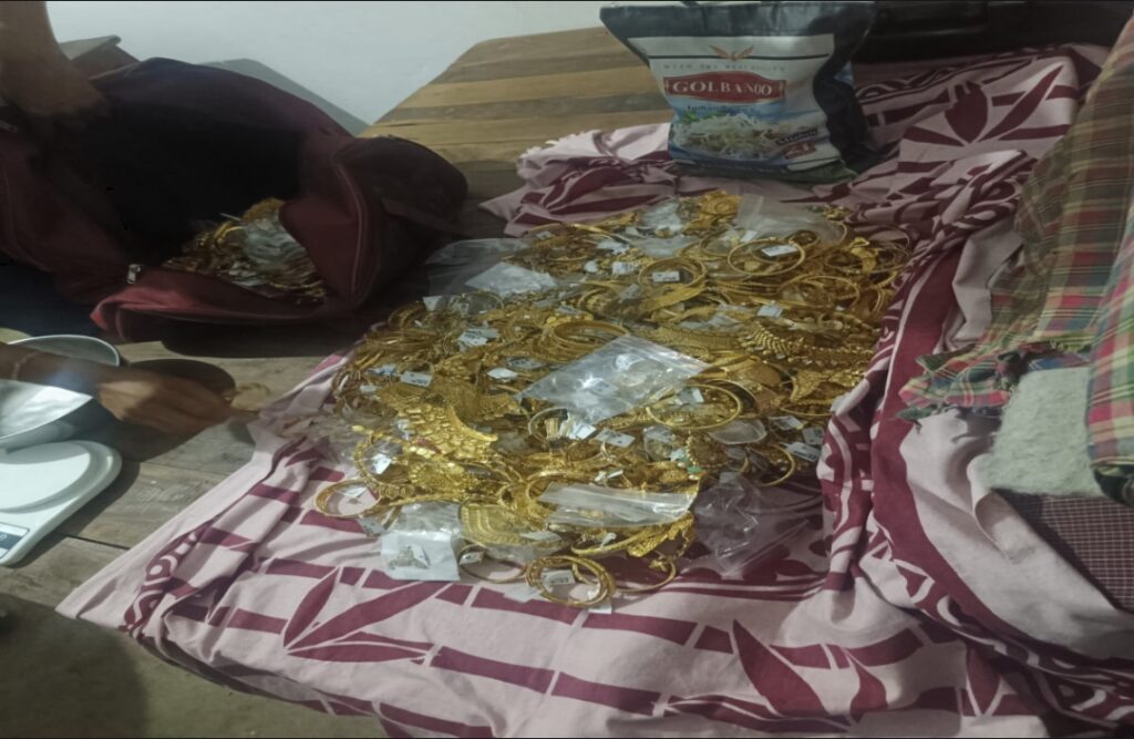 Police raided the thieves' house and seized 18 kg of gold
