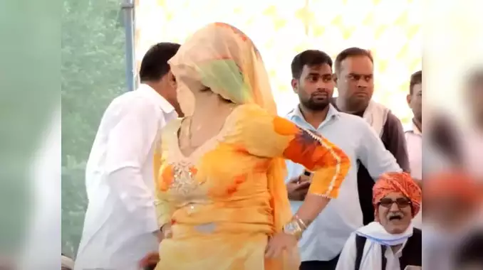 Haryanvi Dance video: पीले सूट में मुस्कान बेबी ने लगाई आग,स्टेज पर चढ़ के नाची ऑडियंस…देखें वीडियो