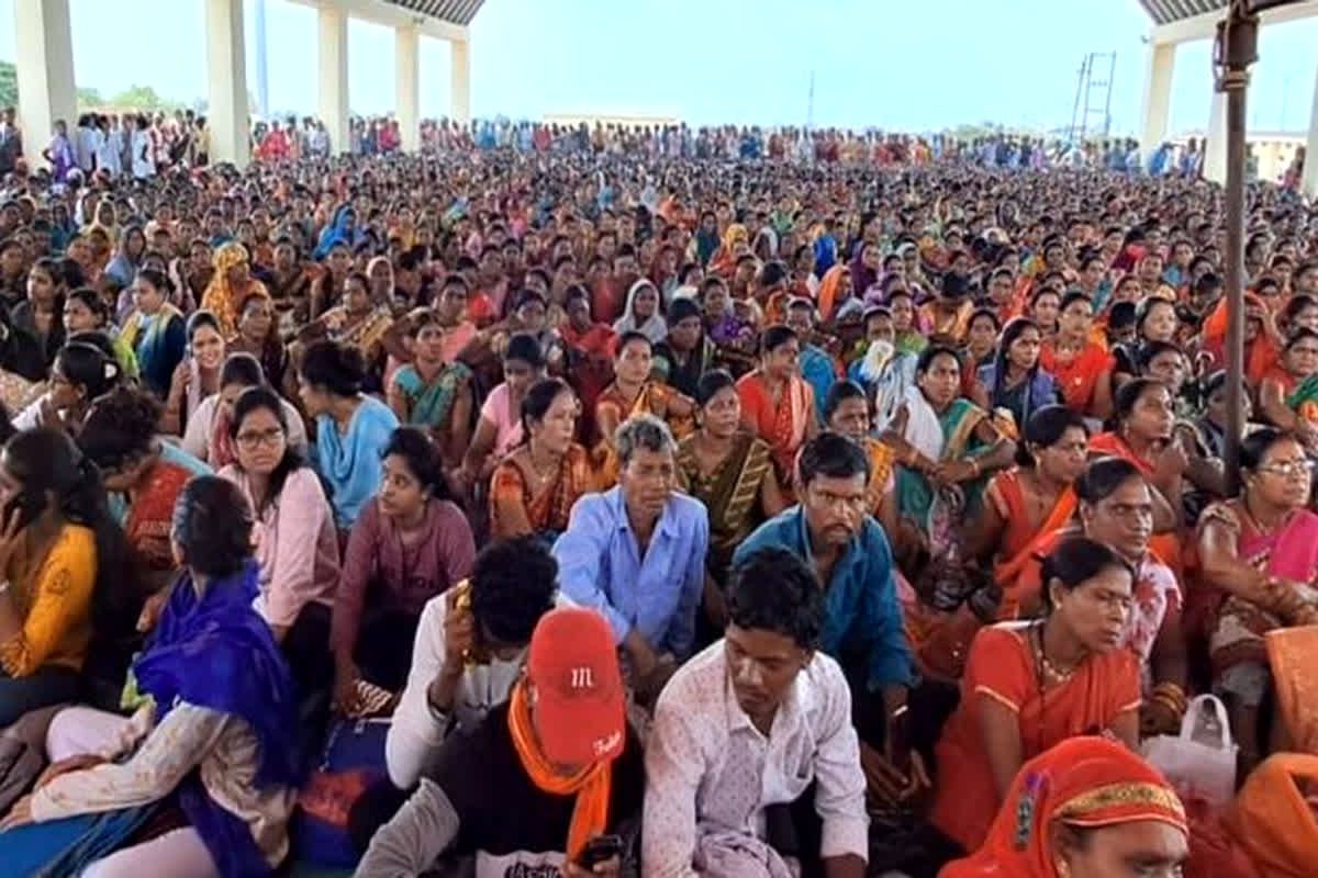 Health employees terminated: बड़ी कार्रवाई! तीन जिलों के 864 स्वास्थ्य कर्मचारी नौकरी से बर्खास्त, 265 निलंबित, कर्मचारियों में हड़कंप