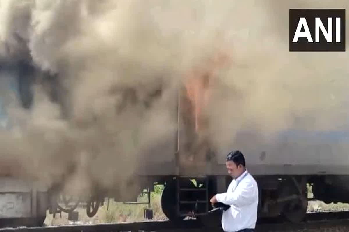 Humsafar Express: हमसफर एक्सप्रेस में लगी भीषण आग, यात्रियों में मची अफरातफरी