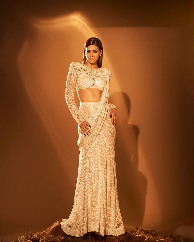 हालही में कृति ने सफेद साड़ी में तस्वीरें शेयर की है जिसमें वो बला की खूबसूरत लग रही हैं। सफेद साड़ी में कृति की लंबी हाइट और स्लिम फिगर पर कमाल के लग रहे थे।