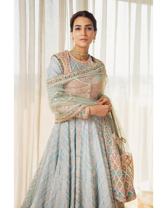 कृति सैनन के इस प्यारे लुक पर लाखों लोग फिदा हो गए। बहुत ही कम समय में कृति सैनन ने बॉलीवुड में अपनी तगड़ी जगह बनाई है।