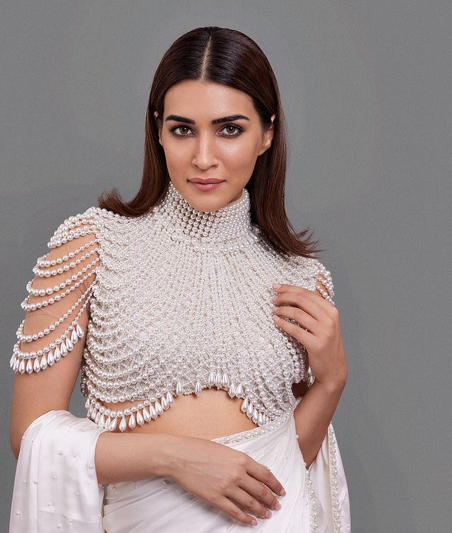 साउथ के सुपरस्टार प्रभास के साथ फिल्म 'आदिपुरुष' में सीता माता का कैरेक्टर निभाने के बाद कृति सैनन लगातार लाइमलाइट में बनी रहती हैं।