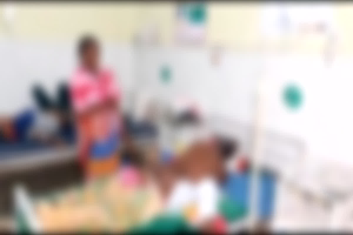 Ambikapur News:  फर्जी पुलिस बनकर अज्ञात युवकों ने बुजुर्ग का किया अपहरण, पैसों की मांग कर लाठी- डंडों से की बुजुर्ग की पिटाई