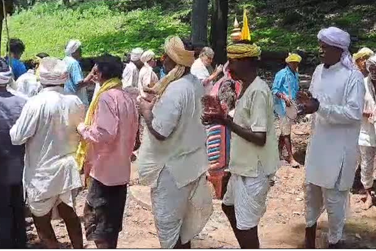 Betul News: बारिश न होने से फसले सूखी, तो इंद्रदेव को मनाने ग्रामीणों ने अपनाया पुरखों का टोटका, जुड़ी है ये मान्यता