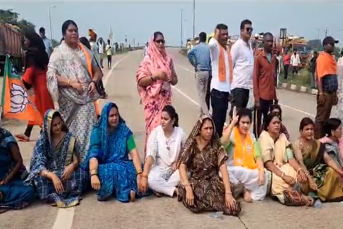 Dharsiwa rape case: 5 साल की मासूम से दुष्कर्म मामला, चक्का जाम कर ये मांग कर रहीं बीजेपी महिला मोर्चा की महिलाएं
