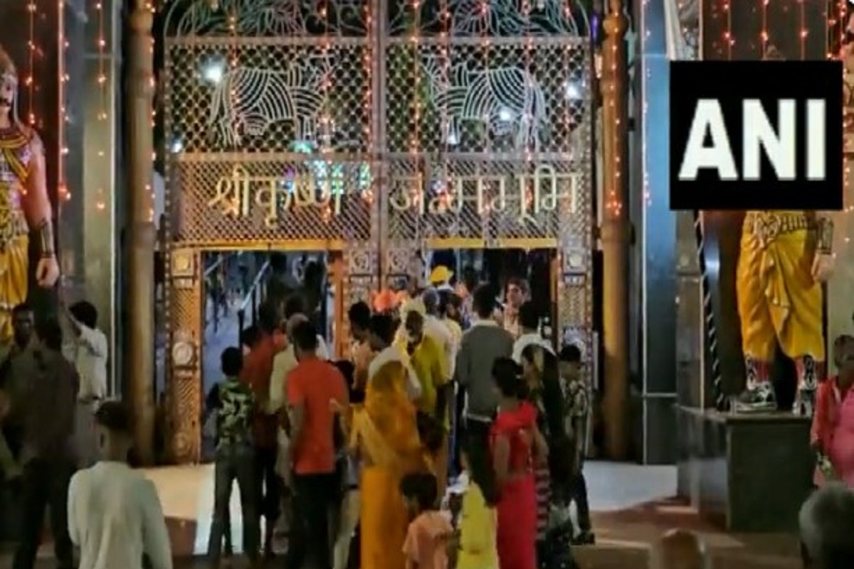 krishna janmashtami in mathura: कृष्ण नगरी में धूमधाम से मनाई जा रही जन्माष्टमी, प्रशासन ने शहर को 3 जोन में बांटा….
