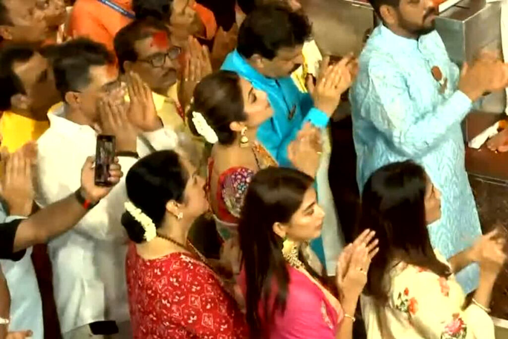 Actress Pooja Hegde & Shilpa Shetty Both Visited Lalbaugcha Raja