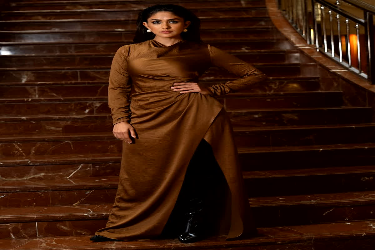 Mrunal Thakur Hot pics: ‘सीता रामम’ की हसीना ने थाई-हाई स्लिट गाउन में दिए किलर पोज, सादगी देख दिवाने हुए फैंस