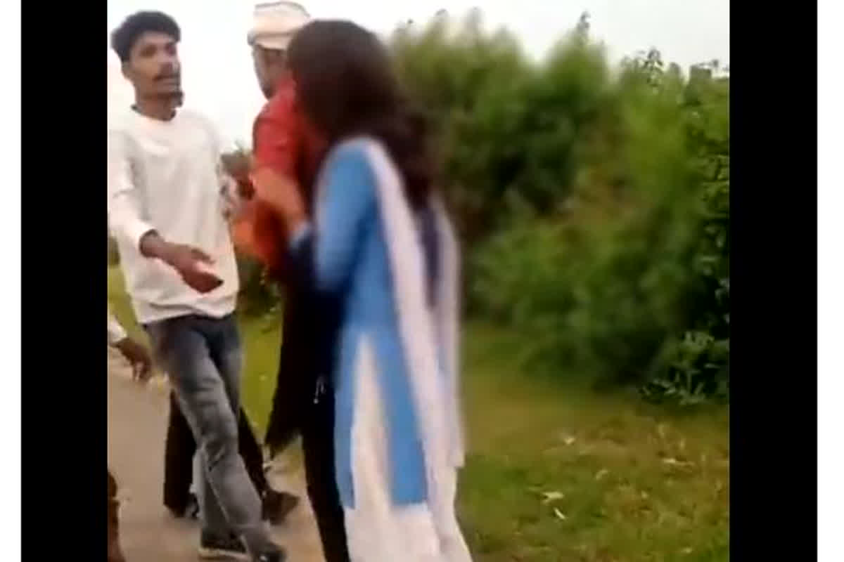 Viral Video: छात्रा रो रही..गिड़गिड़ा रही है लेकिन दिन दहाड़े उसके साथ छेड़खानी कर रहा युवक…देखें वीडियो