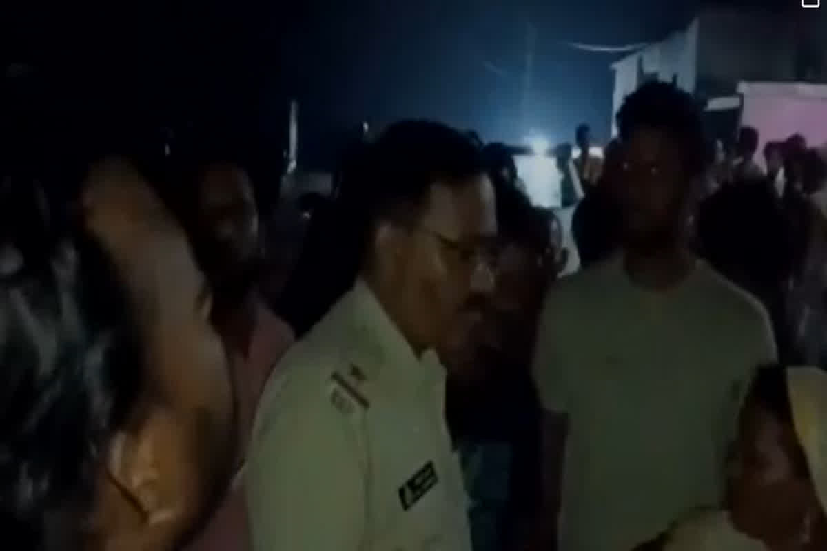 Damoh News: दबंगों के हौसले बुलंद.. भजन गा रही महिलाओं को लाठी-डंडों से पीटा, इस बात को लेकर हुआ विवाद