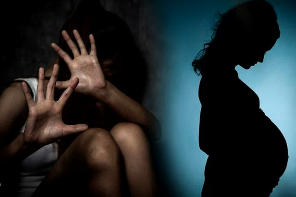 Ladki ke kandhe par hath rakhna