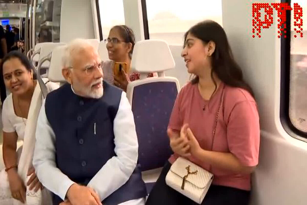 Happy Birthday to PM Modi on Metro