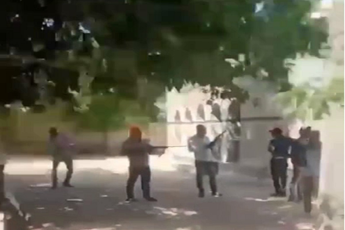 Morena News: पैसो की लेनदेन को लेकर दो पक्षों में हुआ विवाद, पंचायत के बीच में ही चली गोलियां