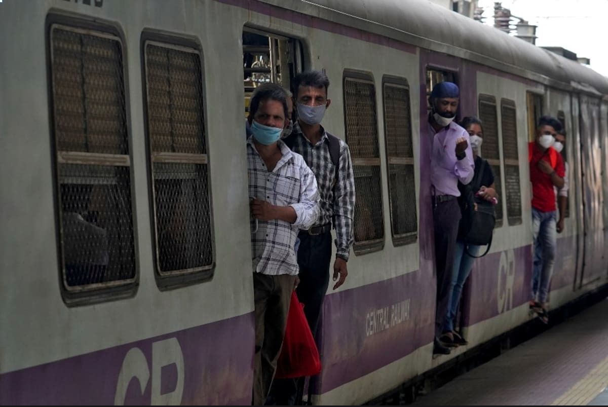 Viral Video: मुंबई की चलती लोकल ट्रेन से कूदता नज़र आया शख्स, दोस्त बना रहा था कुदने की वीडियो, आप भी देखें वीडियो…