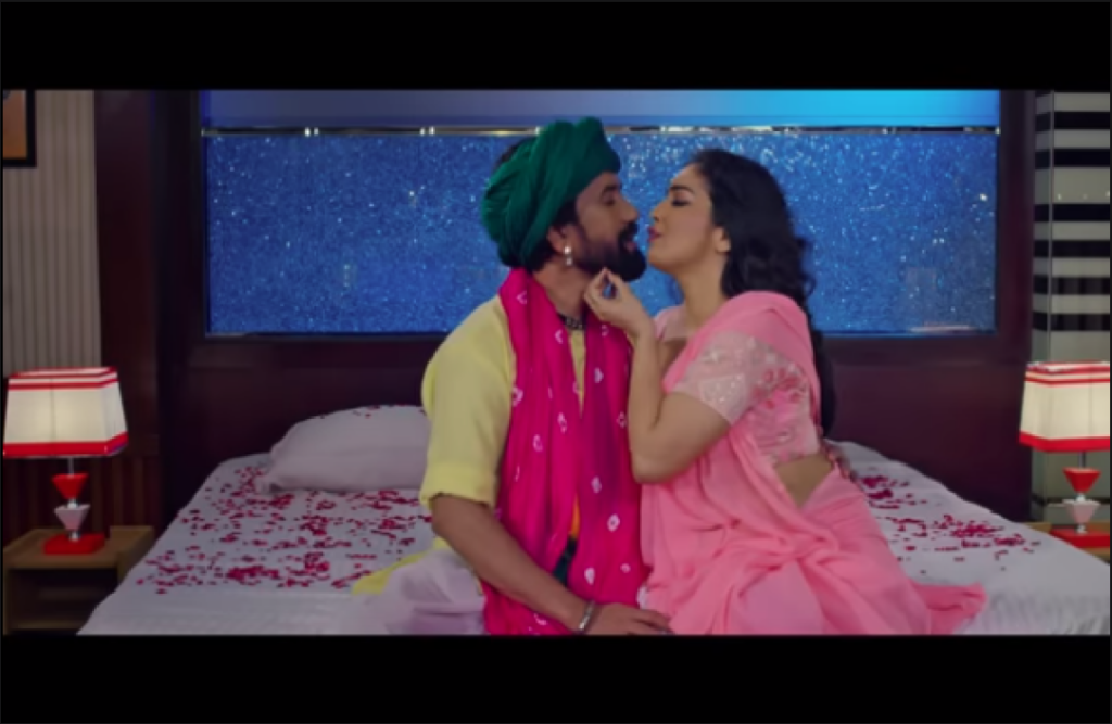 Nirahua-Amrapali Romance Video Viral