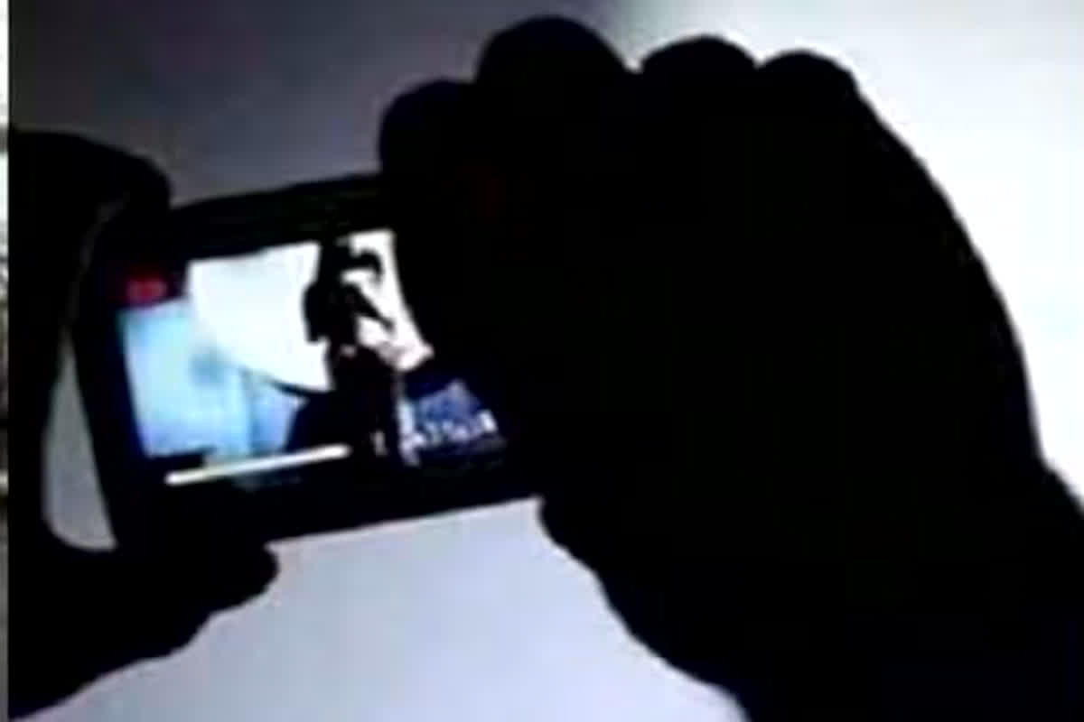 Obscene Video of Teacher: अपने टीचर का अश्लील वीडियो सोशल मीडिया पर किया अपलोड, BTech छात्र की शर्मनाक करतूत