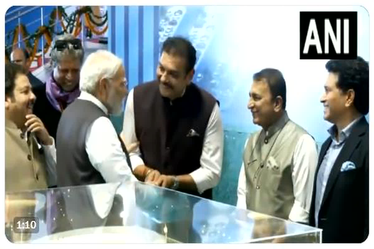 PM मोदी ने कपिलदेव, सचिन तेंदुलकर समेत इन नामचीन क्रिकेट हस्तियों से की मुलाकात, अंतरराष्ट्रीय क्रिकेट स्टेडियम के मॉडल का निरीक्षण किया