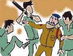 beating of constable: चखना दुकान संचालक ने सरेराह वर्दीधारी आरक्षक की जमकर की पिटाई, वीडियो हुआ वायरल…
