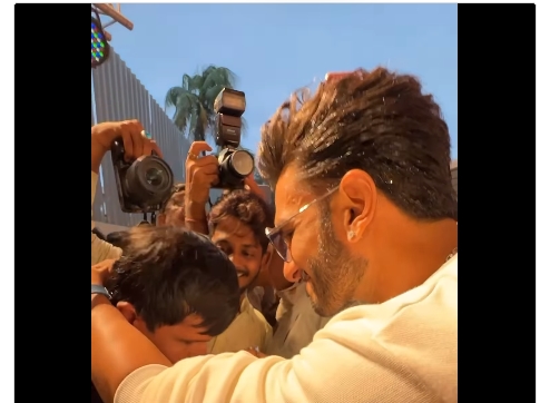 Viral Video: पापा राज़ी संग जम कर मस्ती करते नज़र आए रणवीर सिंह, मीडिया वालों को दी जादू की झपी….देखें वीडीयो