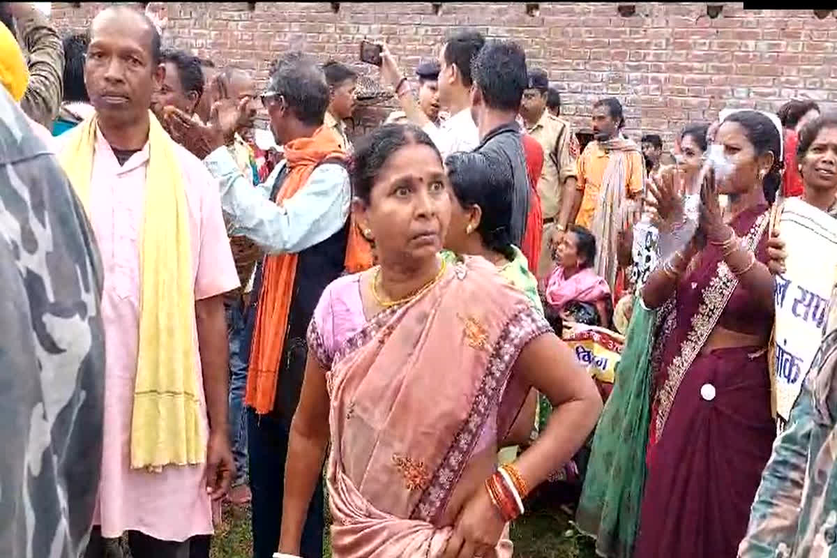 TS Singhdeo House Surrounded: इन कर्मचारियों ने किया टीएस​ सिंहदेव के घर का घेराव, बोले- शासन प्रशासन के आश्वासन से ही जिंदगी गुजारने को मजबूर