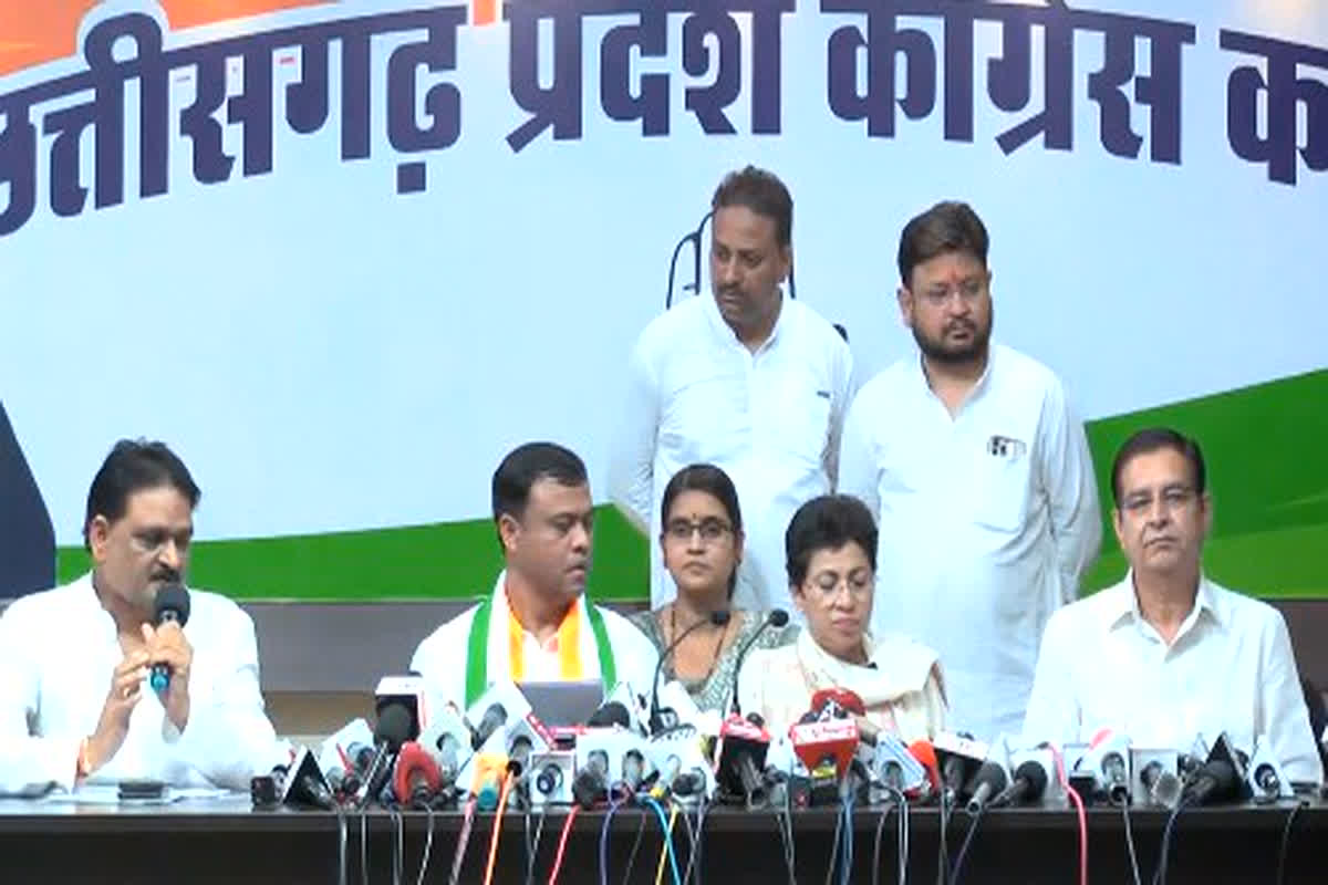 CG Congress Aarop Patra: कुमारी सैलजा ने कहा- केंद्रीय एजेंसियों से कांग्रेस नेताओं को डराया जा रहा, भाजपा के खिलाफ 212 बिंदुओं का काला चिट्ठा..यहां देखें