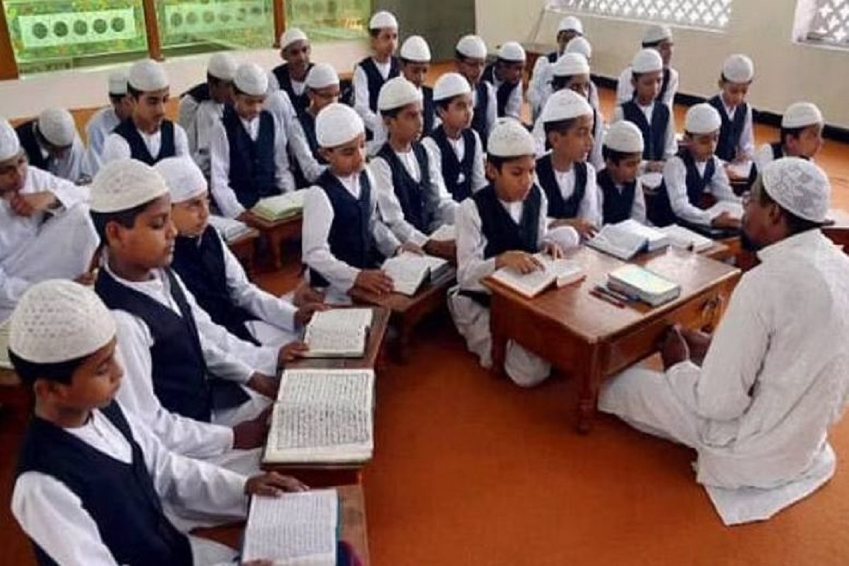 Sanskrit In Madarsa: राज्य के मदरसों में पढ़ाई जाएगी संस्कृत, वक्फ बोर्ड के अध्यक्ष बोले- मुस्लिम समाज अपग्रेड से खुश