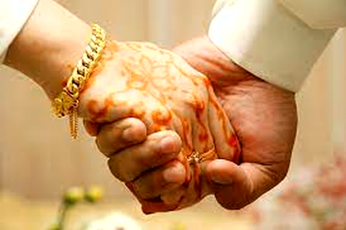 UP News: ज़िंदा रहना है तो पीछा मत करना! प्रेमी के साथ फरार हुई तीन बच्चों की मां, पति को दी ये धमकी
