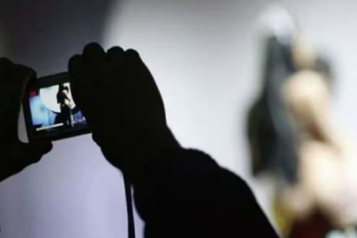 Ghaziabad Police Video: 20 हजार रुपए महीना दो और मसाज पार्लर में सेक्स का धंधा चलाओ, दरोगा का वीडियो वायरल