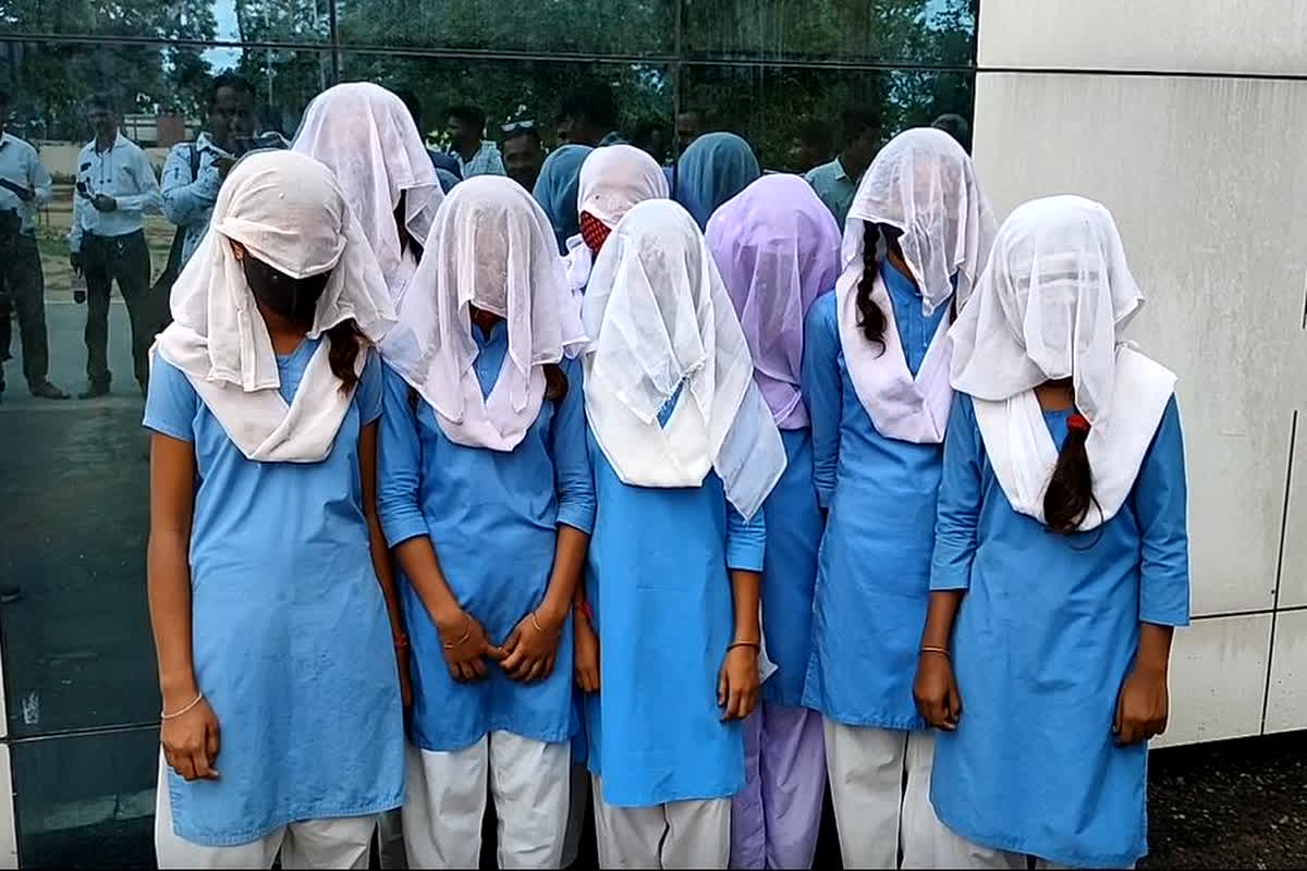 Molestation of School Girls: गलत जगह छूते हैं स्कूल के प्राचार्य, कई छात्राओं ने कलेक्ट्रेट पहुंच कर की शिकायत