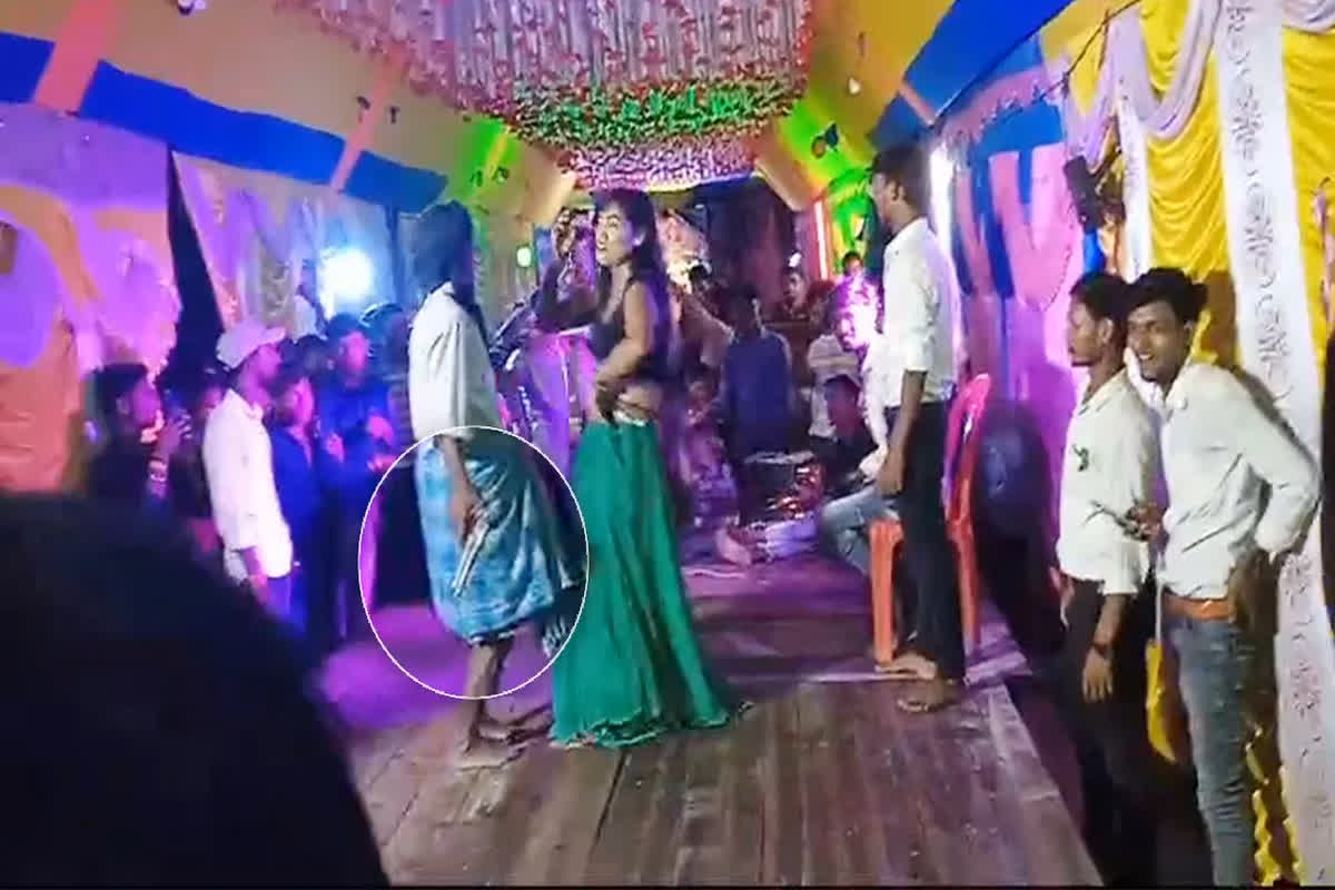 Adult Dance Video: ‘तमंचे पे डिस्को…’ गणेशजी के पंडाल में अश्लील डांस का आयोजन, बार बालाओं ने भोजपुरी गानों पर लगाए ठुमके