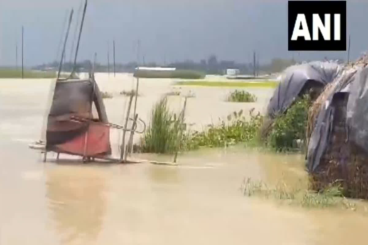 Bihar News: अचानक बढ़ा नदी का जलस्तर, खेत-खलिहान और सड़कें पानी में डूबीं, स्कूलों में भी घुसा पानी