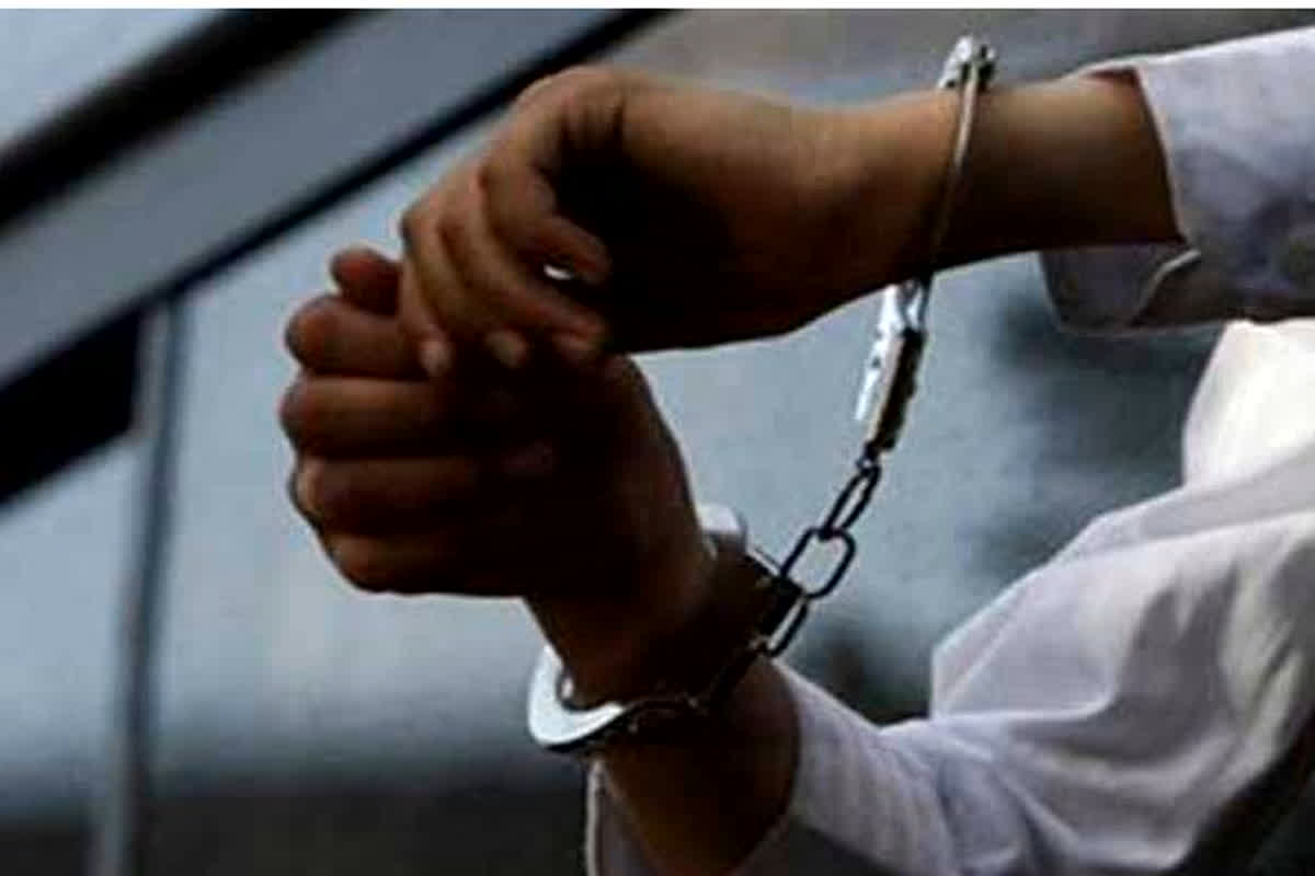 Alisha khan’s mother arrest: बॉलीवुड एक्ट्रेस की मां निकली फ्रॉड, पुलिस ने किया गिरफ्तार, सेना से जुड़ा है मामला