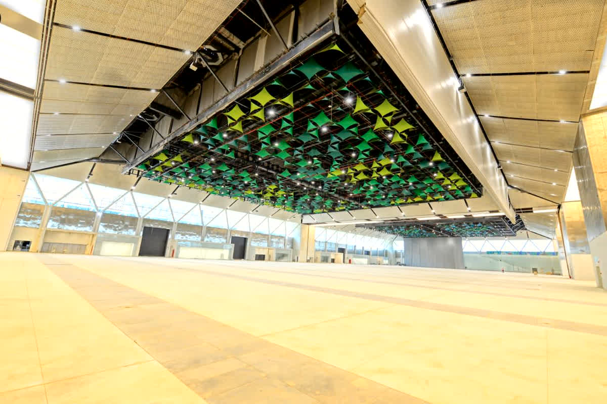 ऑडिटोरियम में वुडेन फ्लोरिंग और यहां शानदार वॉल पैनल मेहमानों के लिए विश्व स्तरीय अनुभव सुनिश्चित करेंगे। ग्रैंड बॉलरूम लगभग 2500 मेहमानों की मेजबानी कर सकता है। इसमें एक खुला क्षेत्र भी है जिसमें 500 लोग बैठ सकते हैं। आठ मंजिलों में फैले 13 मीटिंग रूम में विभिन्न स्तरों की बैठकें आयोजित करने की परिकल्पना की गई है।