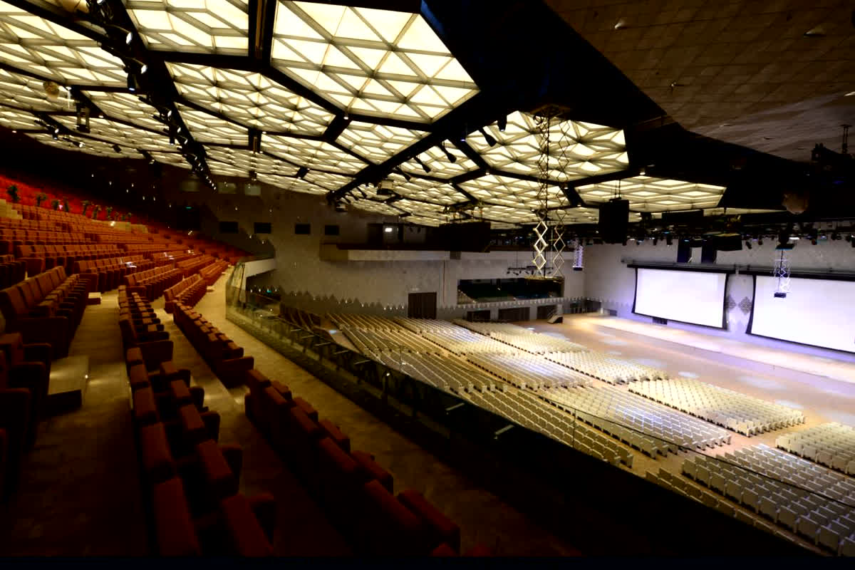 यशोभूमि दुनिया के सबसे बड़े प्रदर्शनी हॉल्स में से हैं। इन प्रदर्शनी हॉल्स का उपयोग प्रदर्शनियों, व्यापार मेलों और व्यावसायिक कार्यक्रमों की मेजबानी के लिए किया जाएगा। मुख्य ऑडिटोरियम कन्वेंशन सेंटर का पूर्ण हॉल है और यहां लगभग 6,000 मेहमानों की बैठने की क्षमता है।