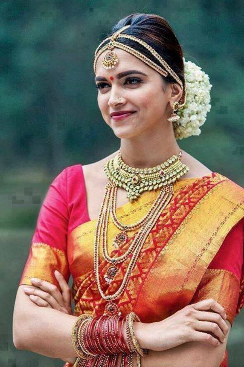 3. चेन्नई एक्सप्रेस टॉप 10 फिल्म लिस्ट में दीपिका पादुकोण और शाहरुख खान की फिल्म 'चेन्नई एक्सप्रेस' तीसरे नंबर पर है. फिल्म ने बॉक्स ऑफिस पर 227 करोड़ रुपए कमाए थे ।