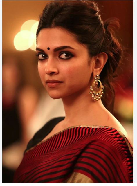 10. लिस्ट में आखिरी पायदान पर है पीकू दीपिका पादुकोण की टॉप टेन बंपर कमाई वाली फिल्मों में 10 वीं पोजीशन पर है दीपिका पादुकोण, इरफान खान और अमिताभ बच्चन स्टारर फिल्म 'पीकू'. इस फिल्म में थिएटर से 79 करोड़ की बंपर