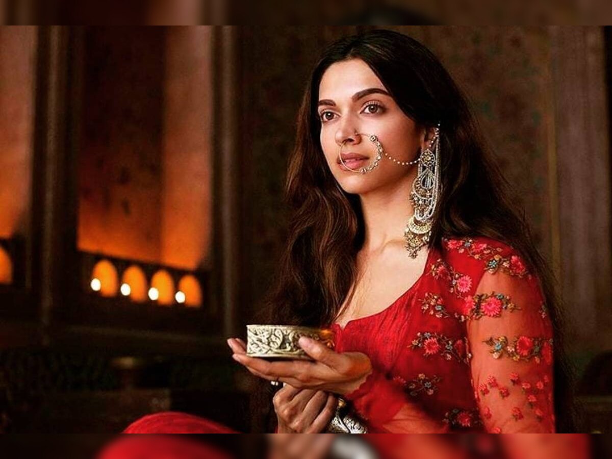 6.बाजीराव मस्तानी बाजीराव मस्तानी की जोड़ी जितनी रियल लाइफ में हिट है रील लाइफ में भी इस जोड़ी को उतना ही ज्यादा पसंद किया गया. दीपिका पादुकोण और रणवीर सिंह के फिल्म 'बाजीराव मस्तानी' ने भी बंपर कमाई करते हुए 184 करोड़ रुपए बटोरे थे. फिल्म बाजीराव मस्तानी इस लिस्ट में छठे नंबर पर है.