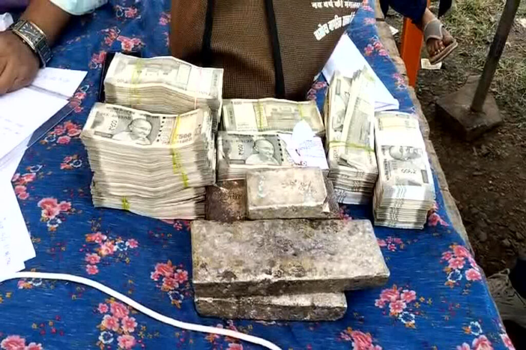 Accused arrested with Rs 21 lakh