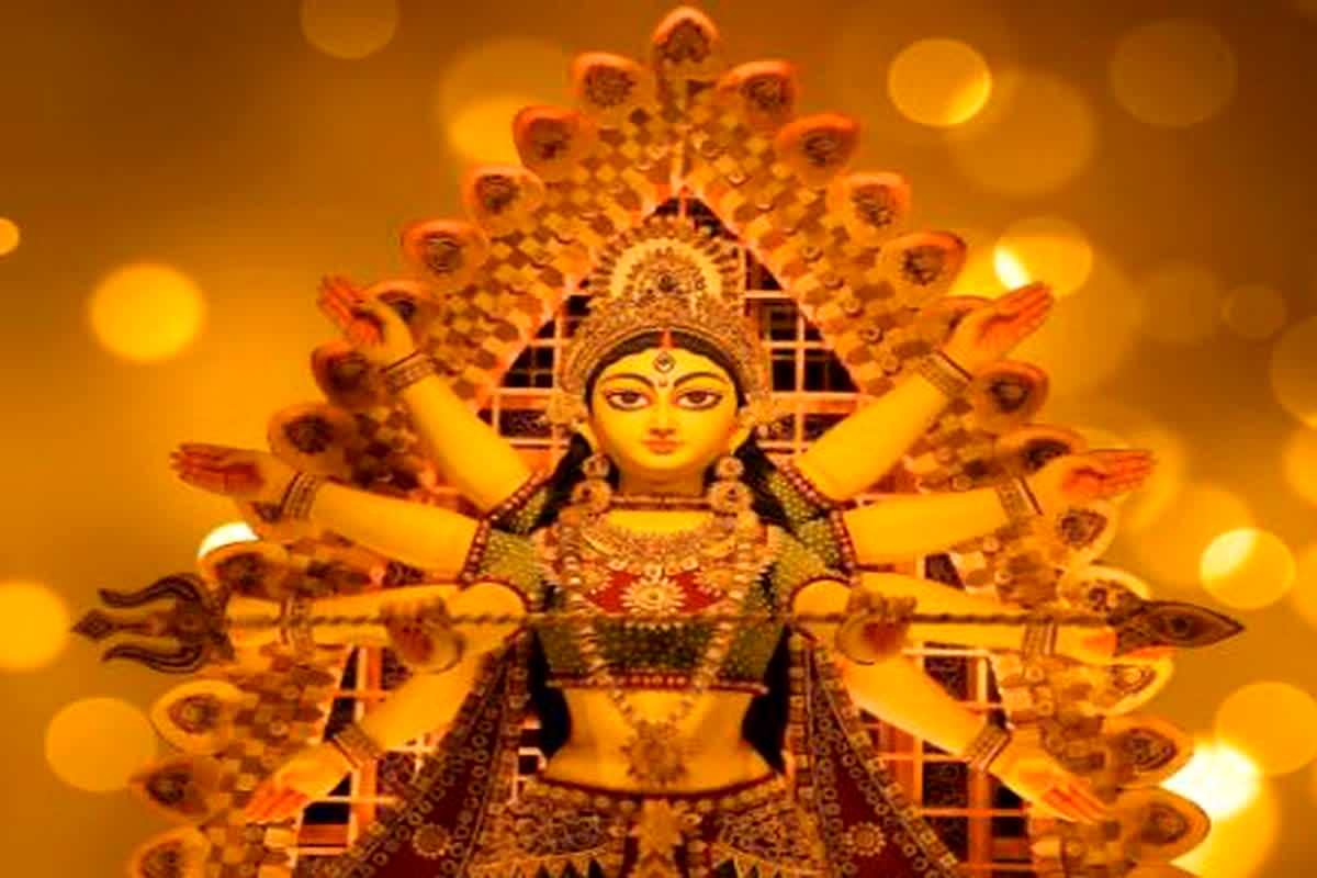 सनातन धर्म में नवरात्रि का विशेष महत्व है। इस त्योहार का शुभारंभ हर साल आश्विन मास के शुक्ल पक्ष की प्रतिपदा तिथि से होती है। साल में वैसे तो कुल चार नवरात्रि पड़ती है लेकिन शारदीय नवरात्रि बेहद ही खास है जो कि अश्विन मास में आती है।