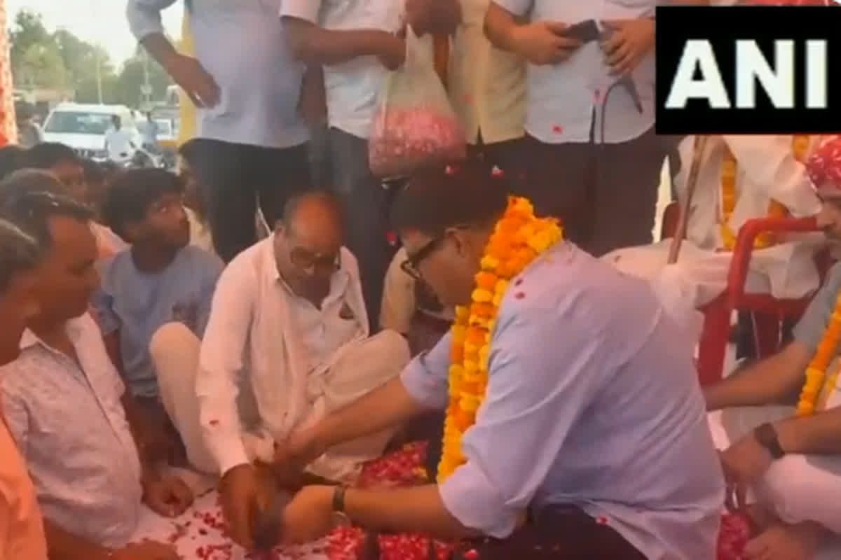 Assembly Election 2023: चुनाव से पहले विधायक ने पॉलिश किए लोगों के जूते, जानें क्या है पूरा मामला…