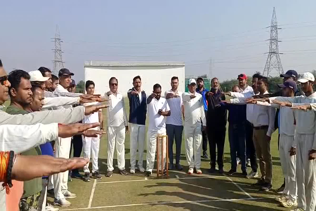 Hoshangabad News: जिला प्रशासन की अनूठी पहल, चुनाव में पहली बार वोट देने वाले युवाओँं के साथ खेला मैत्री मैच, मतदान करने का दिया संदेश