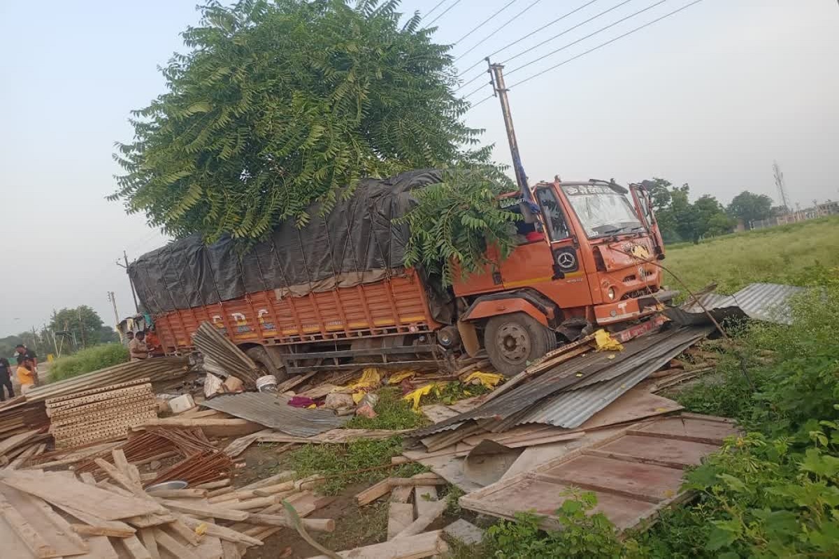Big Accident News: सड़कों पर बिखरी जिंदगिया.. बेकाबू ट्रक ने 10 मजदूरों को कुचला, 5 की दर्दनाक मौत, मचा हड़कंप